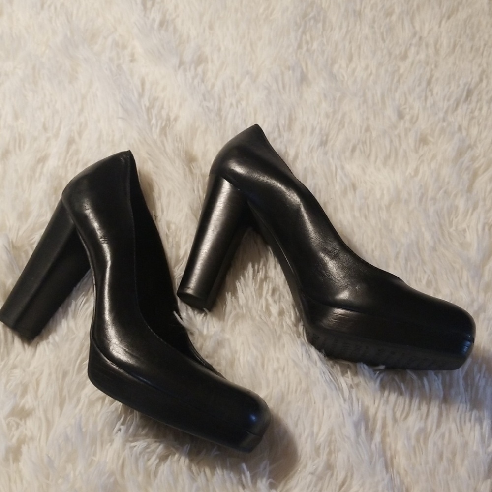 Gianni Bini Gorgeous Black Leather platform pumps